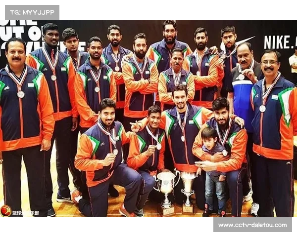 亚锦赛后台：印度选手辛格与中国队员交流技术细节